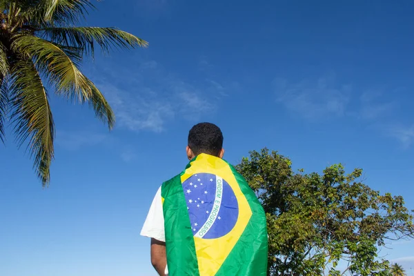 Homem Segurando Bandeira Brasil Atrás Suas Costas — Fotografia de Stock