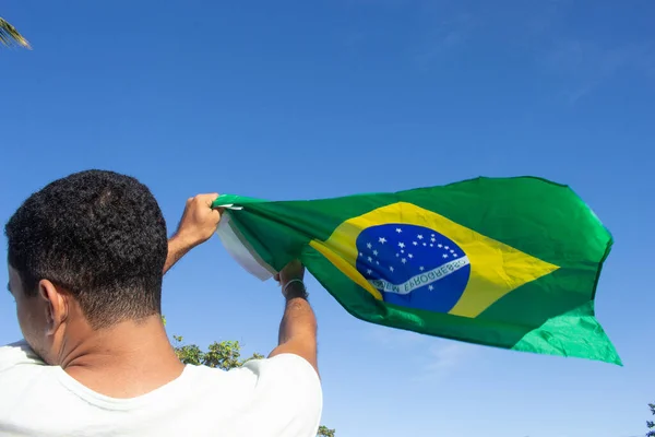 Mann Hält Brasilianische Fahne Den Händen — Stockfoto