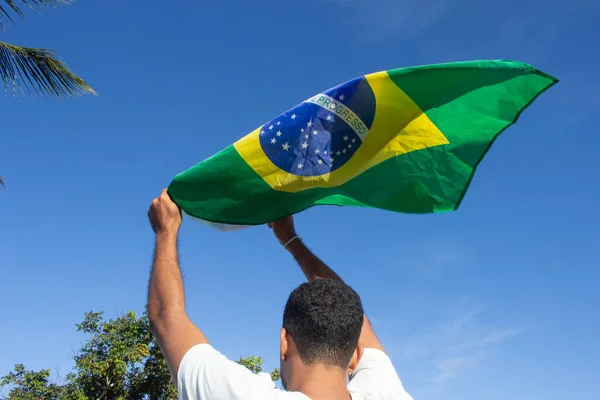 Omul Care Ține Steagul Brazilian Mâinile Sale — Fotografie, imagine de stoc