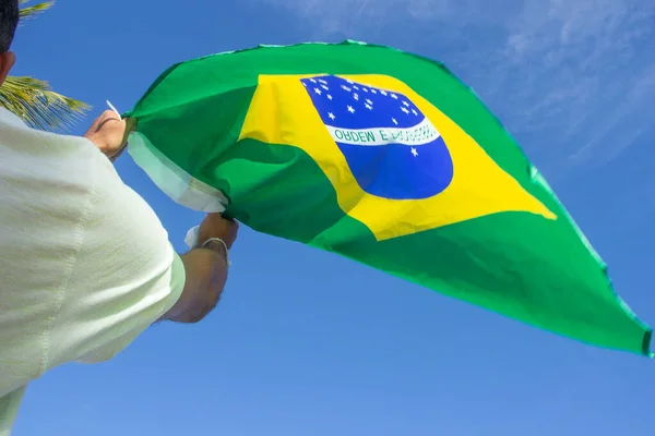 Чоловік Тримає Бразильський Прапор Руках — стокове фото