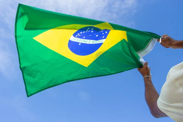 Homem Segurando Bandeira Brasil Suas Mãos — Fotografia de Stock