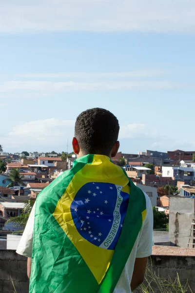 Uomo Con Bandiera Brasiliana Sulla Schiena Guardando Comunità — Foto Stock