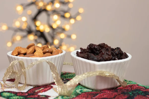 Bir kase dolusu badem ve kuru üzüm - Noel mevsimi