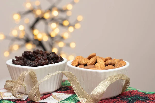 Bir kase dolusu badem ve kuru üzüm - Noel mevsimi