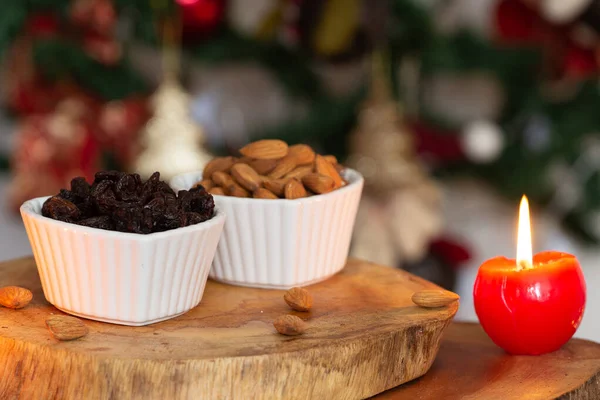 盛满杏仁和葡萄干的碗 圣诞节 — 图库照片
