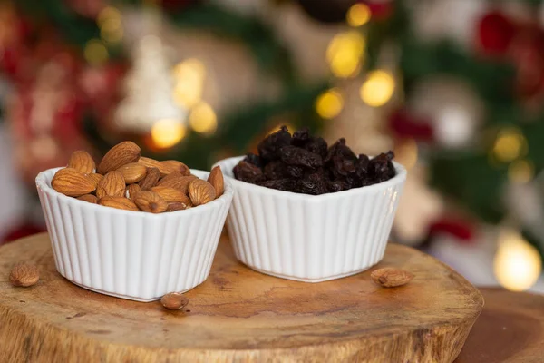 Bir kase dolusu badem ve kuru üzüm - Noel zamanı