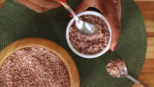 Manos Sosteniendo Cuchara Llena Arroz Orgánico Cocido Tazón — Vídeos de Stock