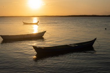 Nehirde birkaç teknesi olan güzel gün batımı