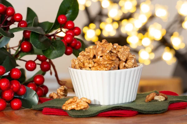iki kase badem ve kuru üzümle dolu - noel