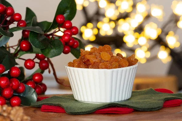 Kuru üzümle dolu bir kase - Noel