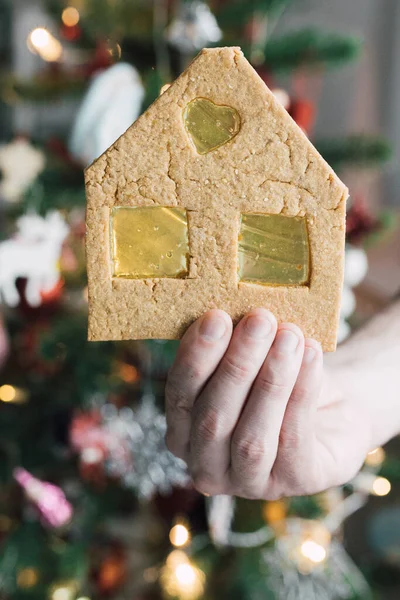 Mão Segurando Diy Manchado Vidro Gingerbread House Sobre Decoração Festiva Imagens De Bancos De Imagens