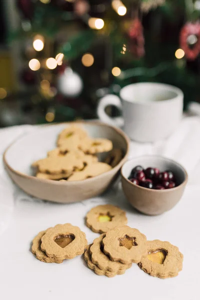 Diy Witraże Christmas Ciasteczka Białym Stole Kubek Żurawiny Miski Przytulnym Obrazek Stockowy