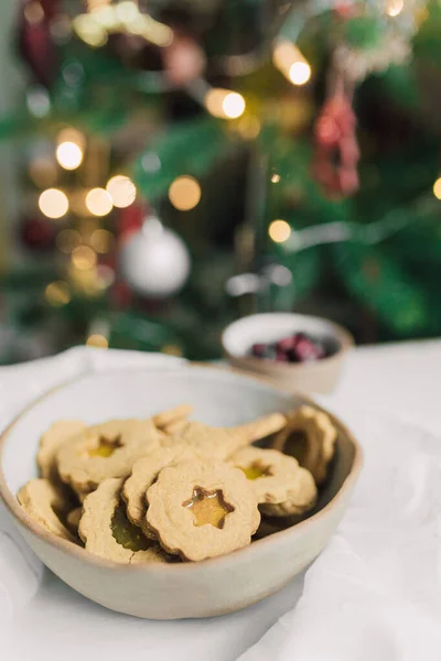 Diy Witraże Christmas Cookies Białym Stole Przytulnym Domu Bokeh Tle Zdjęcie Stockowe