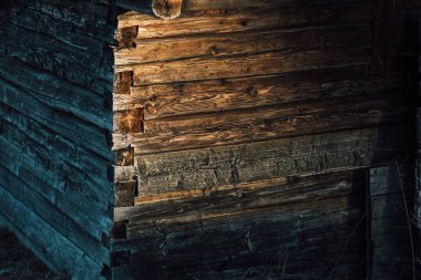 Kulübedeki ahşap dokunun ayrıntıları. Kırsal kesimde bir kır evi. Doğal malzeme. Retro binası.