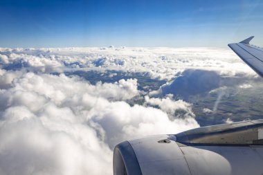 Uçaktan güzel bir manzara ve bulutlu bir manzara.