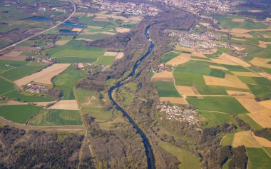Tarlaların havadan görünüşü, Almanya 'da elektrik santrali olan bir kasaba.