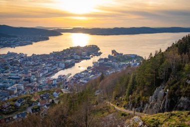 Gün batımında Floyen 'den Norveç' in Bergen şehrine görüntü