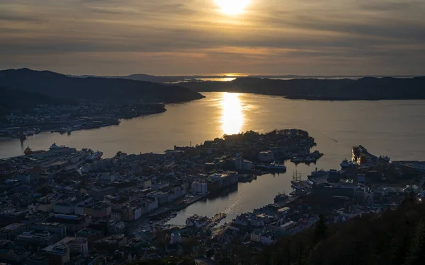 夕日の間にノルウェーのベルゲン市への円からの眺め — ストック写真