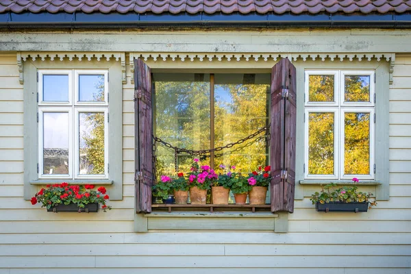 Mooi Raam Met Houten Luiken Bergen Noorwegen — Stockfoto