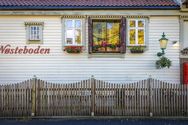 Stary Drewniany Dom Oknem Bergen Norwegia — Zdjęcie stockowe