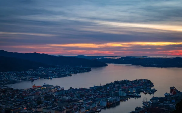 ノルウェーの素晴らしい都市ベルゲンの夕日 — ストック写真