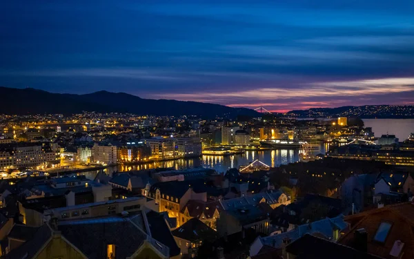 ノルウェーの素晴らしい都市ベルゲンの夕日 — ストック写真