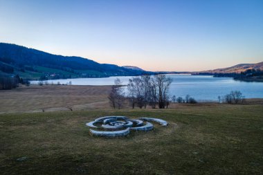  Irrsee Steinblume nehir kıyısında