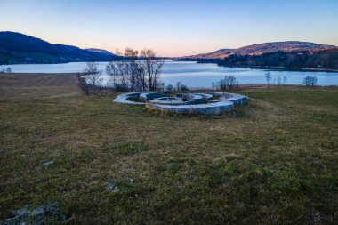  Irrsee Steinblume nehir kıyısında