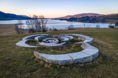  Irrsee Steinblume nehir kıyısında