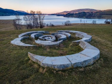  Irrsee Steinblume nehir kıyısında