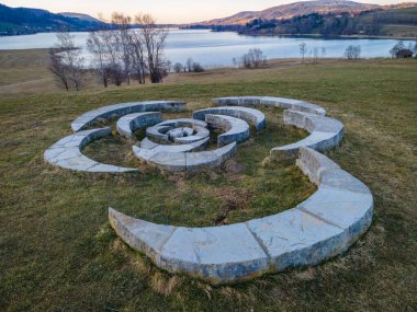  Irrsee Steinblume nehir kıyısında