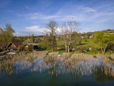 Irrsee nehir kıyısındaki ahşap kayıkhaneler  