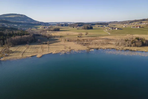 Avusturya 'daki Zeller Bach (Irrsee) nehrinin güzel manzarası 