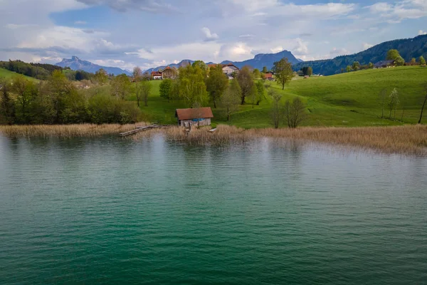 Irrsee nehir kıyısındaki ahşap kayıkhane  