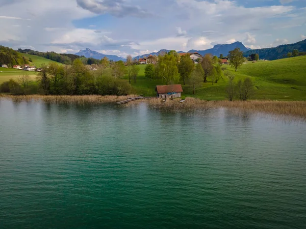 Irrsee nehir kıyısındaki ahşap kayıkhane  