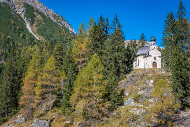 Dağlarda, ormanlarla kaplı bir kilise.