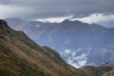 Bulutlu günde güzel dağ manzarası