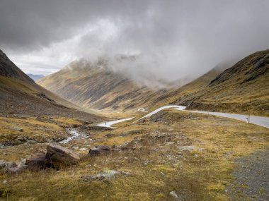 Yollu güzel dağ manzarası