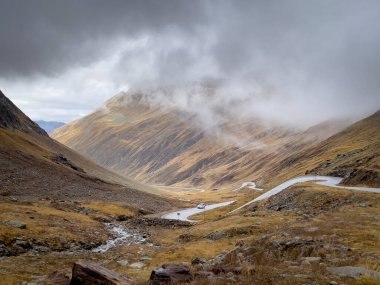 Yollu güzel dağ manzarası