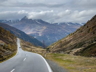 Yollu güzel dağ manzarası