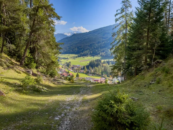 Bela Vista Das Montanhas Com Cidade — Fotografia de Stock