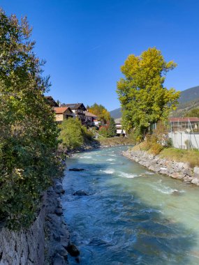 Dağlardaki nehrin güzel manzarası