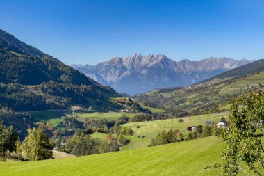 Güneşli bir günde güzel Alpler dağları manzarası