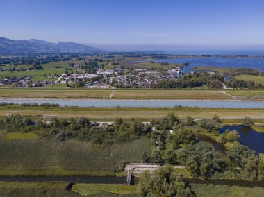 Şehir ve su kanallarıyla hava manzarası