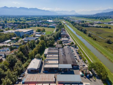 Şehir ve su kanallarıyla hava manzarası
