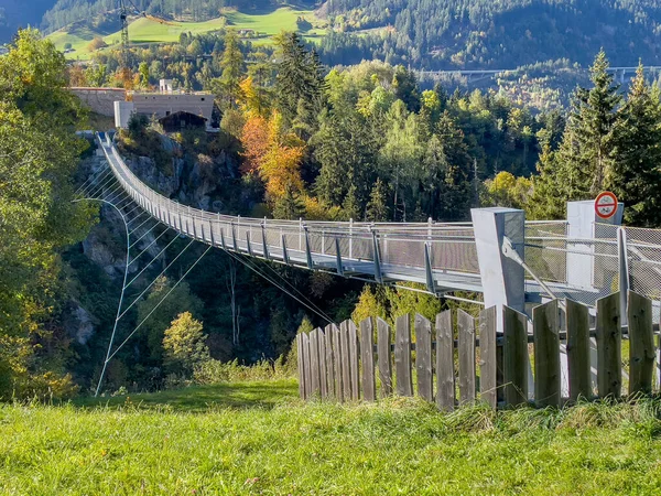 Ponte Nas Montanhas Dia Ensolarado — Fotografia de Stock