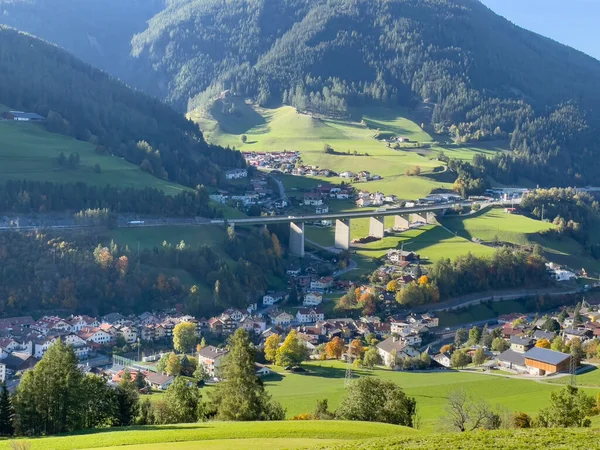 Alp dağlarındaki güzel şehir manzarası