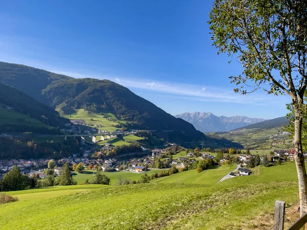 Alp dağlarındaki güzel şehir manzarası