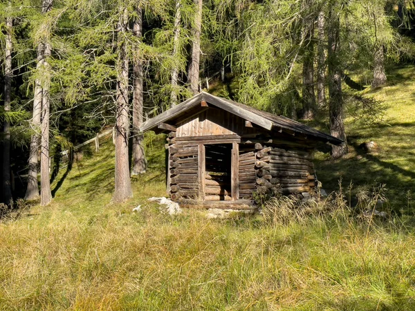 Schöne Landschaft Mit Einer Holzhütte Den Bergen — Stockfoto