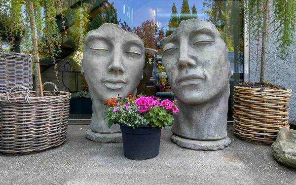 Estatuas Cabeza Humana Con Flores Maceta — Foto de Stock